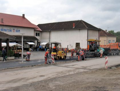 Asfaltiranje površine ispred Hrvatskog doma uoči Dana šljiva u Siraču 2008. godine